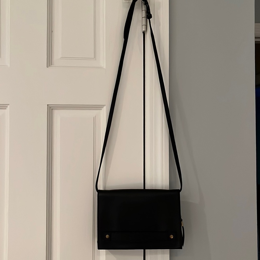 Stunning & subtle black purse